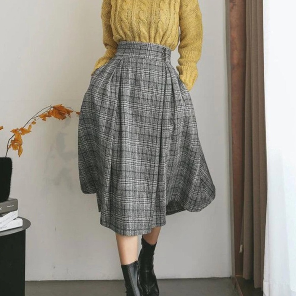 Gorgeous deadstock glen plaid wool maxi skirt with pockets.